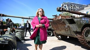 Entwicklungsministerin Svenja Schulze besichtigt während eines Besuchs in der Ukraine  Wracks russischer Panzer. Foto: Sebastian Christoph Gollnow/dpa