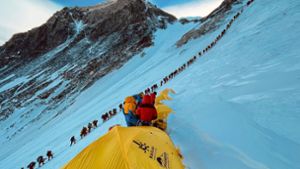 Wie ein Lindwurm: An sonnigen Tagen steigen hunderte Bergsteiger in langer Reihe auf den Gipfel des Mount Everest Foto: AFP/Lakpa Sherpa