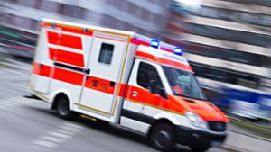 Eine Seniorin ist bei einem Unfall im Kreis Reutlingen schwer verletzt worden (Symbolbild). Foto: dpa/Nicolas Armer