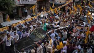 Mit einem Zug von Anhängern fährt Sunita Kejriwal während der laufenden Nationalwahlen in Indien durch die Straßen Neu Delhis. Ihr Ehemann Arvind Kejriwal, ehemaliger Regierungschef und prominenter Oppositionsführer, wurde im März verhaftet. Foto: Altaf Qadri/AP/dpa