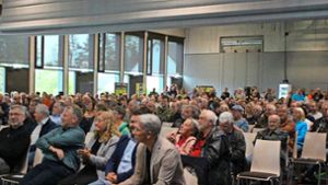 Rund 350 Besucher waren zur Veranstaltung der Bürgerinitiative Gegenwind in der Vöhringer Tonauhalle gekommen. Foto: Steinmetz