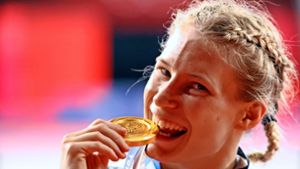 Aline Rotter-Focken freut sich  2021 in Tokio über die Goldmedaille. Danach beendet die Tribergerin auf dem Höhepunkt die Karriere. Foto: Jan Woitas