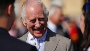 Charles III. sprach zu den Gästen während einer königlichen Gartenparty im Buckingham Palace. Foto: dpa/Jordan Pettitt