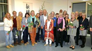 Die Ikebana- und Rotunde-Künstler mit  Bürgermeister Matthias Winter (rechts). Foto: Weber