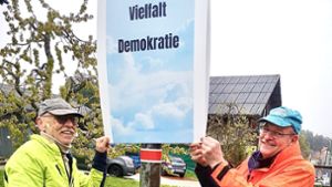 Erich Grießhaber (links) und Claus Fisel beim Befestigen eines Plakates. Foto: Barbara Volle