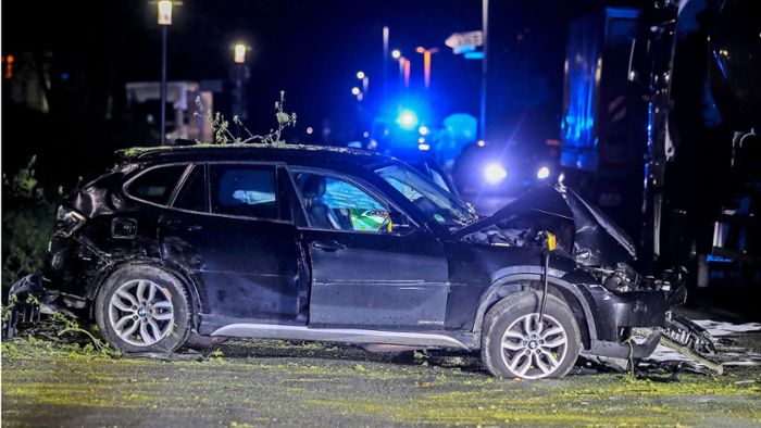 BMW kracht gegen Baum: Polizei nennt Details zum schweren Unfall in Schwenningen