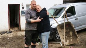 Michael Burger und Franziska Pickardt stehen vor ihrem Haus in der Bachstraße, das vergangene Woche geflutet wurde. Der Boden ist noch immer voll von Schlamm. Foto: Kapitel-Stietzel